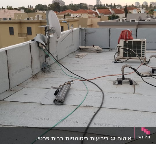 גג עם יריעות איטום, דלי וחומרי עבודה